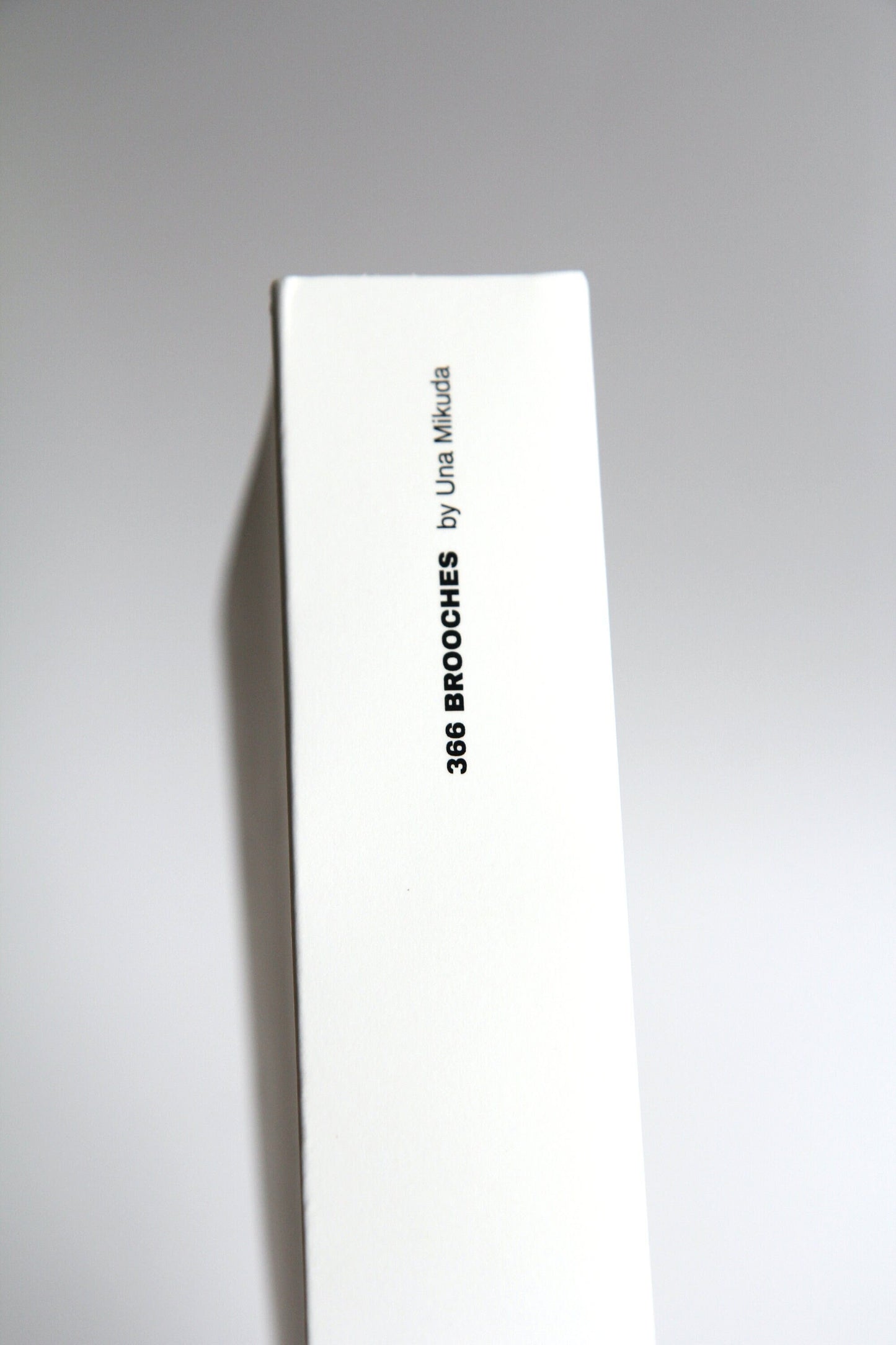 Exclusive! Limited edition jewelry book "366 BROOCHES by Una Mikuda"