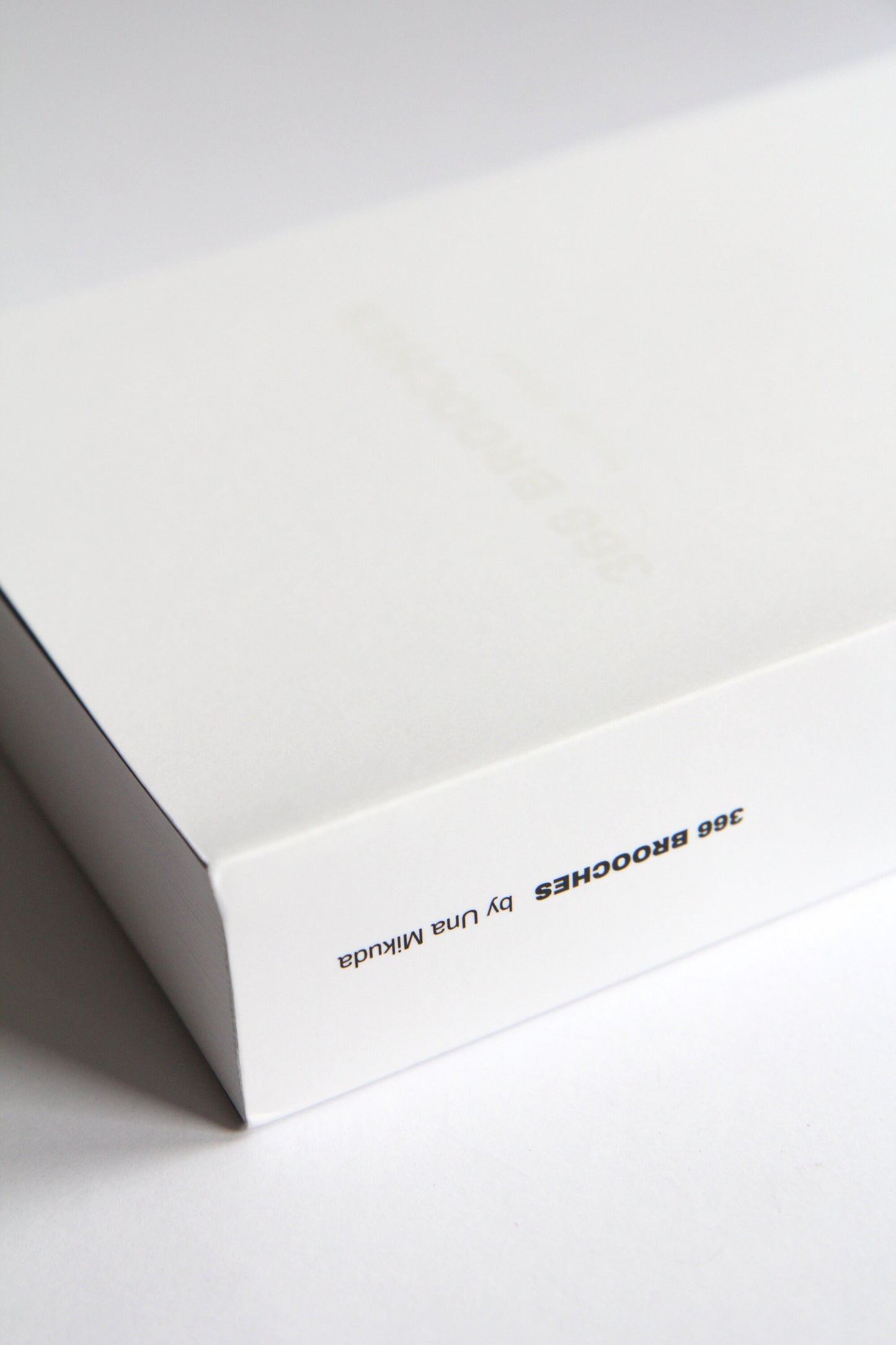 Exclusive! Limited edition jewelry book "366 BROOCHES by Una Mikuda"
